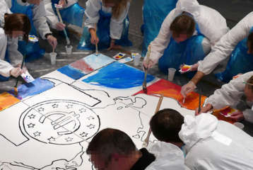 Im kreativ-workshop gestalten die Teilnehmenden gemeinsam ein Kunstwerk